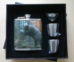 AMERICAN EXPEDITION WILD BOAR PLASKU SET, I PRESENTFÖRPACKNING